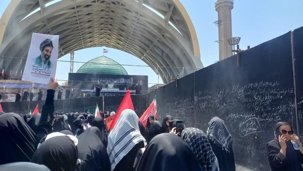 حضور طلاب مدارس علمیه خواهران استان تهران در مراسم تشییع قائد شهید