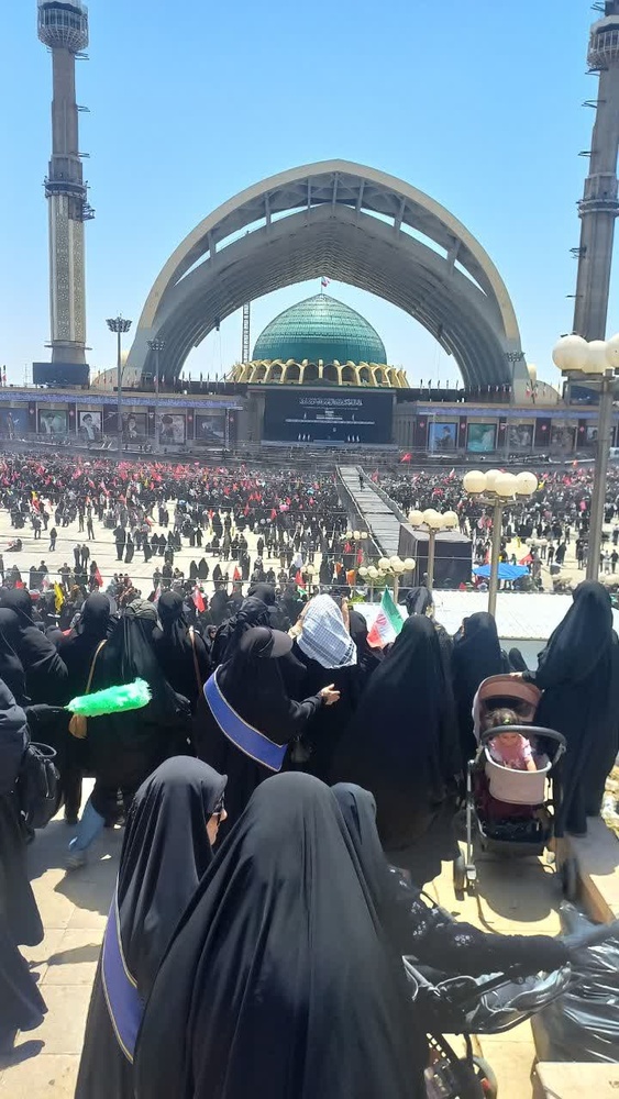 حضور طلاب مدارس علمیه خواهران استان تهران در مراسم تشییع قائد شهید