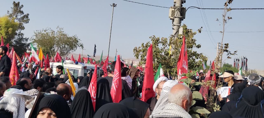 حضور طلاب مدارس علمیه خواهران استان تهران در مراسم تشییع قائد شهید