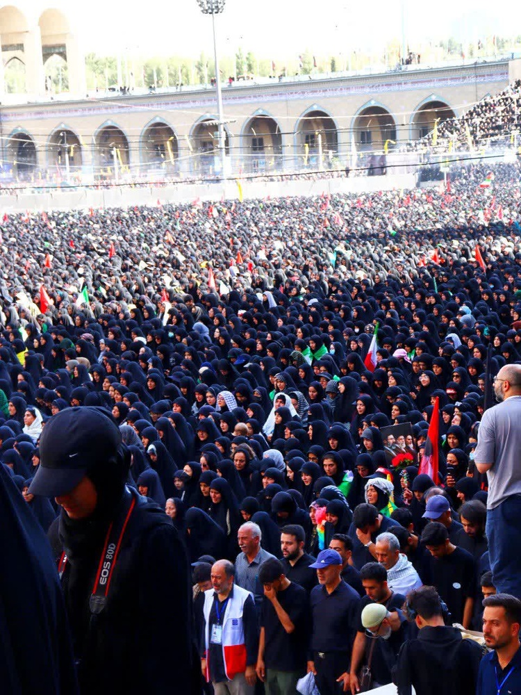 حضور طلاب مدارس علمیه خواهران استان تهران در مراسم تشییع قائد شهید