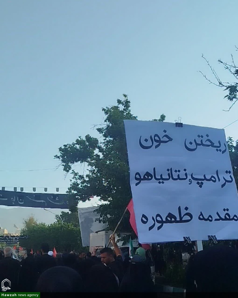 حضور بانوان طلبه شهرهای مختلف استان کرمان در مراسم تشییع رهبر شهید