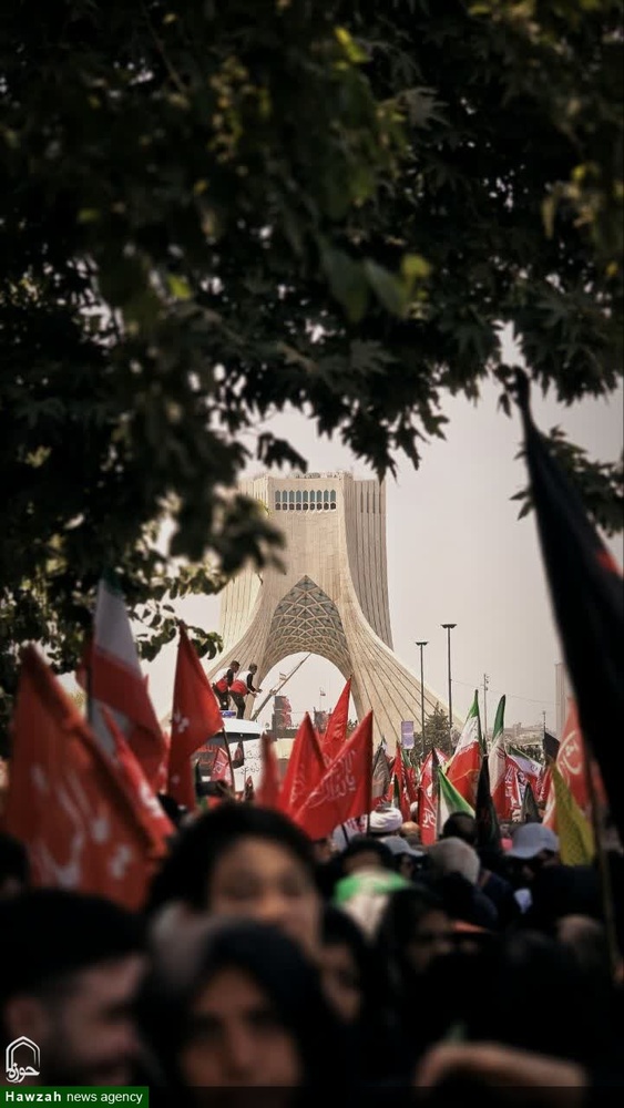 حضور بانوان طلبه شهرهای مختلف استان کرمان در مراسم تشییع رهبر شهید