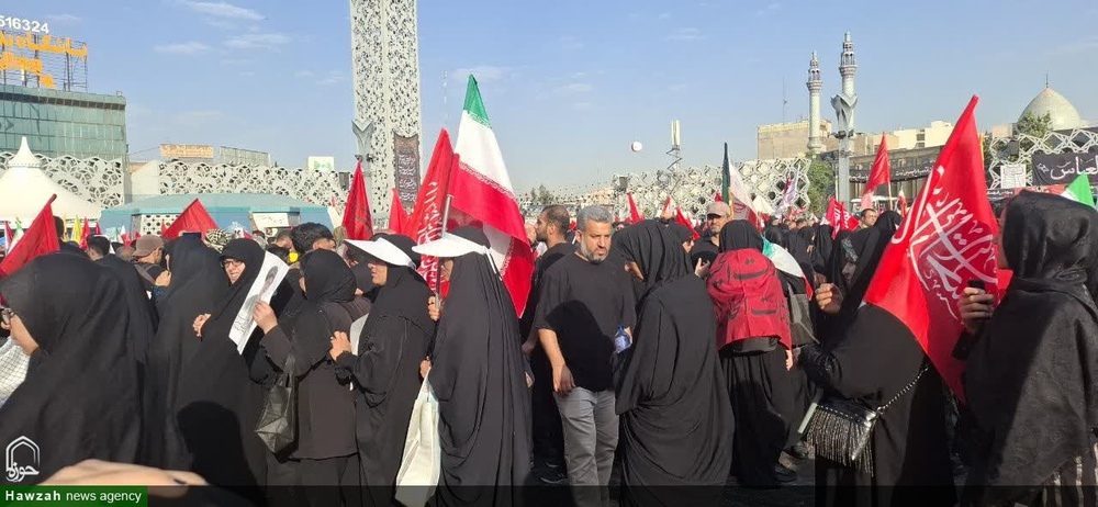 حضور بانوان طلبه شهرهای مختلف استان کرمان در مراسم تشییع رهبر شهید