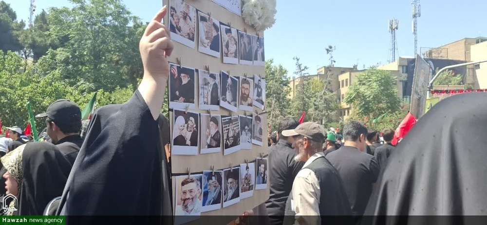 حضور بانوان طلبه شهرهای مختلف استان کرمان در مراسم تشییع رهبر شهید
