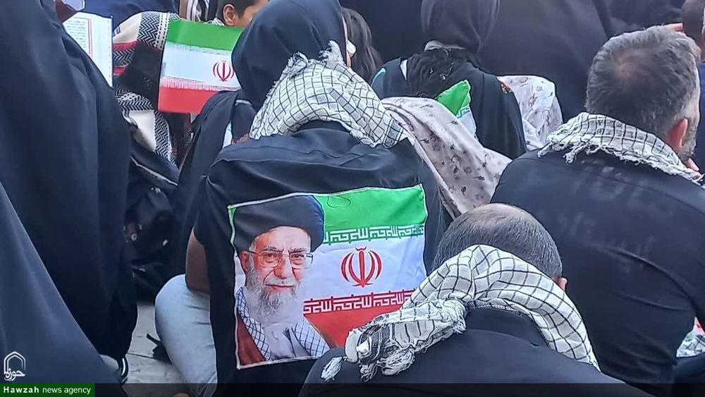 حضور بانوان طلبه شهرهای مختلف استان کرمان در مراسم تشییع رهبر شهید