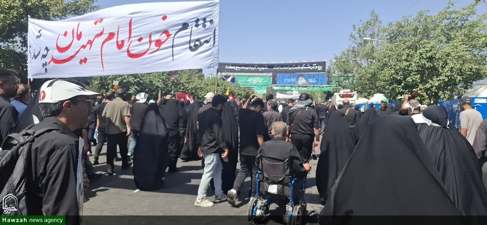 حضور بانوان طلبه شهرهای مختلف استان کرمان در مراسم تشییع رهبر شهید