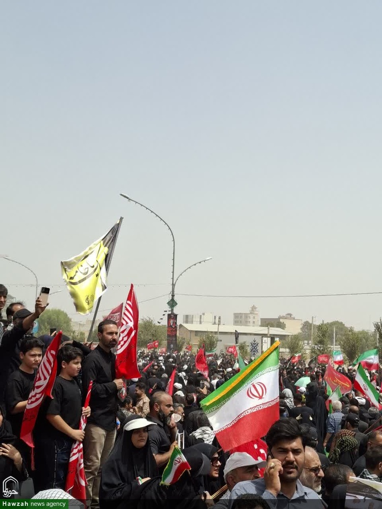 حضور بانوان طلبه شهرهای مختلف استان کرمان در مراسم تشییع رهبر شهید