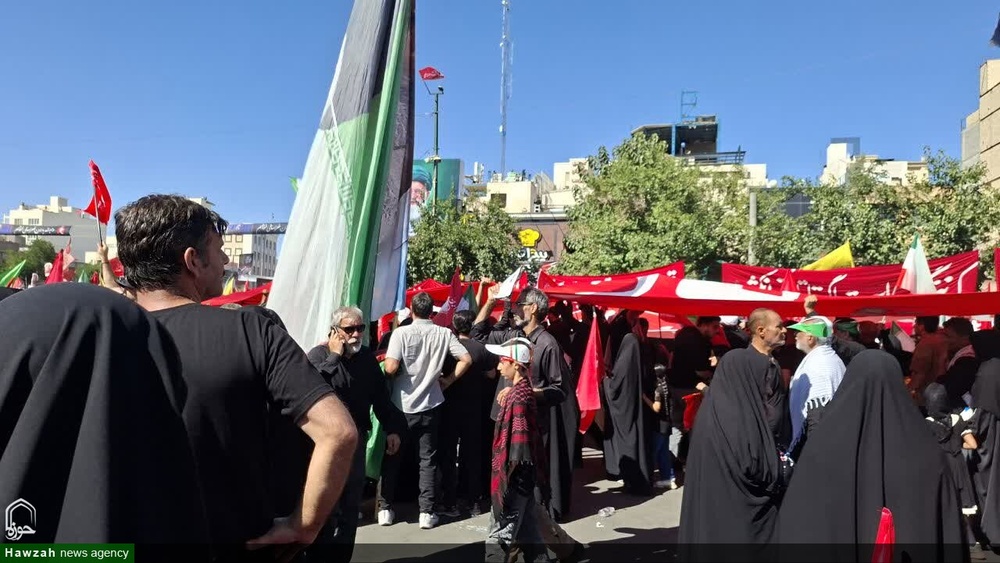 حضور بانوان طلبه شهرهای مختلف استان کرمان در مراسم تشییع رهبر شهید