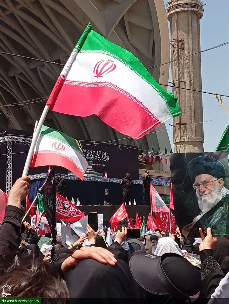 حضور بانوان طلبه شهرهای مختلف استان کرمان در مراسم تشییع رهبر شهید