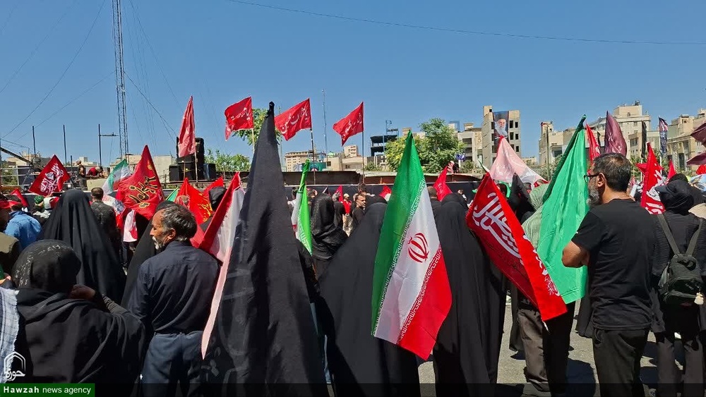 حضور بانوان طلبه شهرهای مختلف استان کرمان در مراسم تشییع رهبر شهید