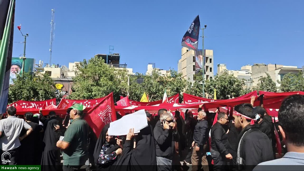 حضور بانوان طلبه شهرهای مختلف استان کرمان در مراسم تشییع رهبر شهید