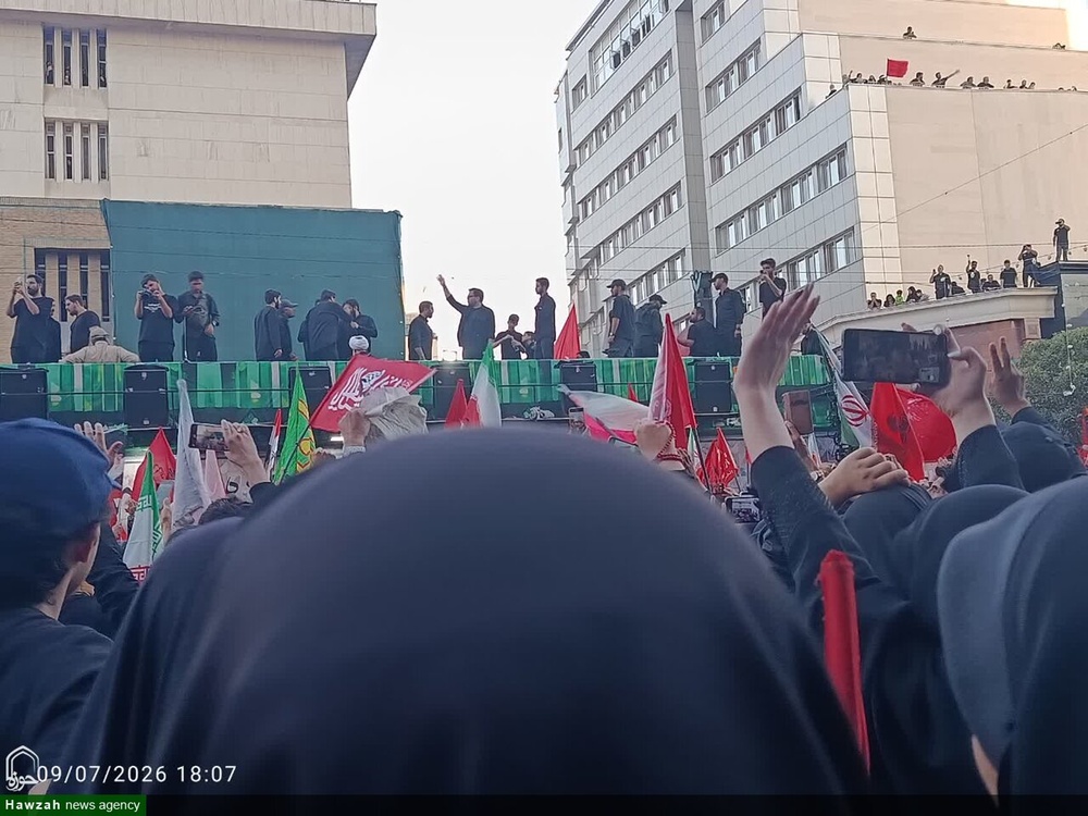 حضور بانوان طلبه شهرهای مختلف استان کرمان در مراسم تشییع رهبر شهید