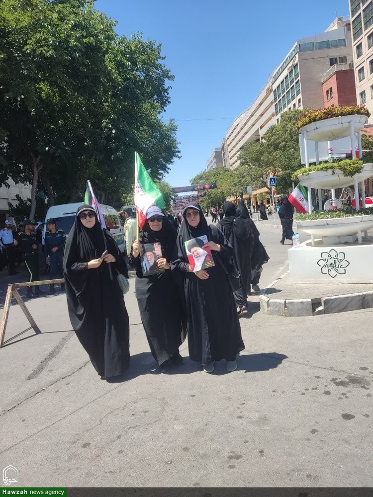 حضور بانوان طلبه شهرهای مختلف استان کرمان در مراسم تشییع رهبر شهید