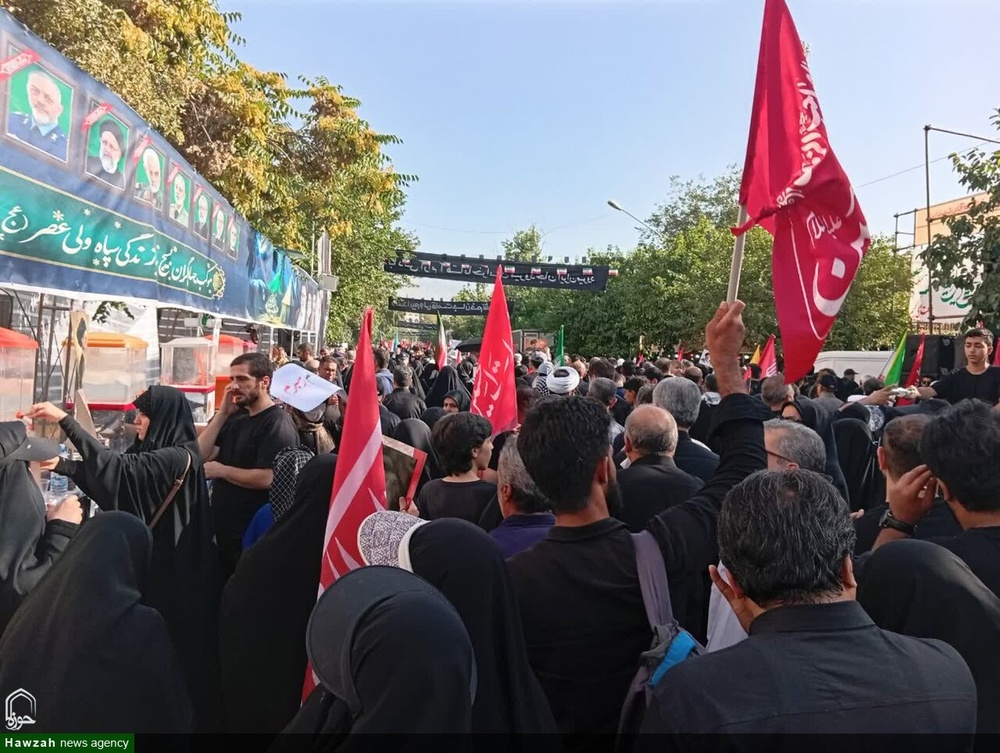 حضور بانوان طلبه شهرهای مختلف استان کرمان در مراسم تشییع رهبر شهید