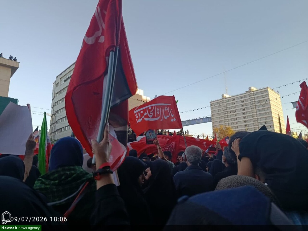 حضور بانوان طلبه شهرهای مختلف استان کرمان در مراسم تشییع رهبر شهید