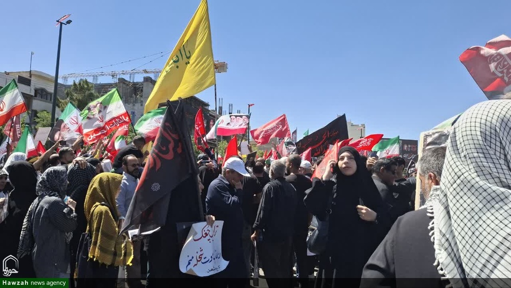 حضور بانوان طلبه شهرهای مختلف استان کرمان در مراسم تشییع رهبر شهید