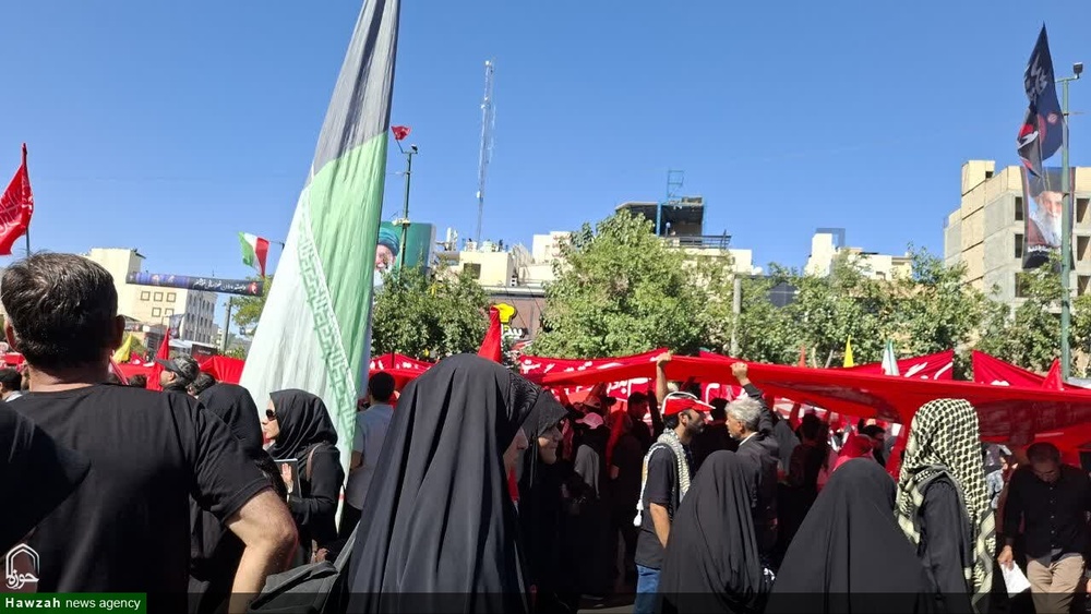 حضور بانوان طلبه شهرهای مختلف استان کرمان در مراسم تشییع رهبر شهید