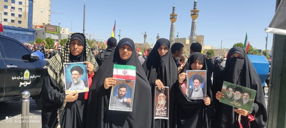حضور طلاب مدرسه علمیه ریحانه‌الرسول(س) قشم در آیین تشییع قائد شهید امت همراه با اجرای برنامه‌های فرهنگی