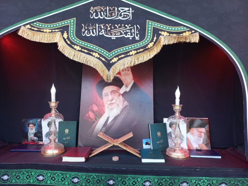 حضور طلاب مدرسه علمیه ریحانهالرسول(س) قشم در آیین تشییع قائد شهید امت همراه با اجرای برنامههای فرهنگی