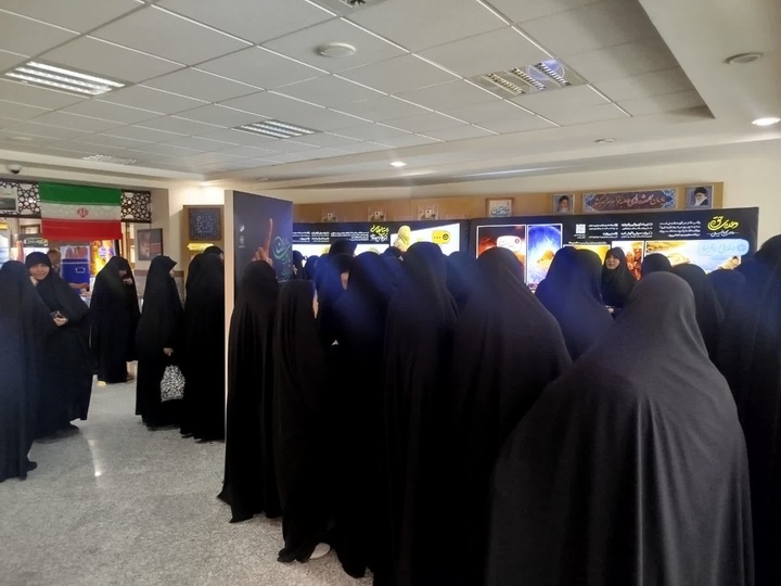 بازدید گروهی خادمان و مسئولان خواهر حرم حضرت معصومه(س) از نمایشگاه «بانوی ایرانی»