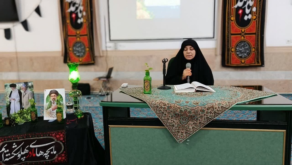 مراسم بزرگداشت قائد امت در مدرسه‌ علمیه‌ حضرت زینب(س) کرمان