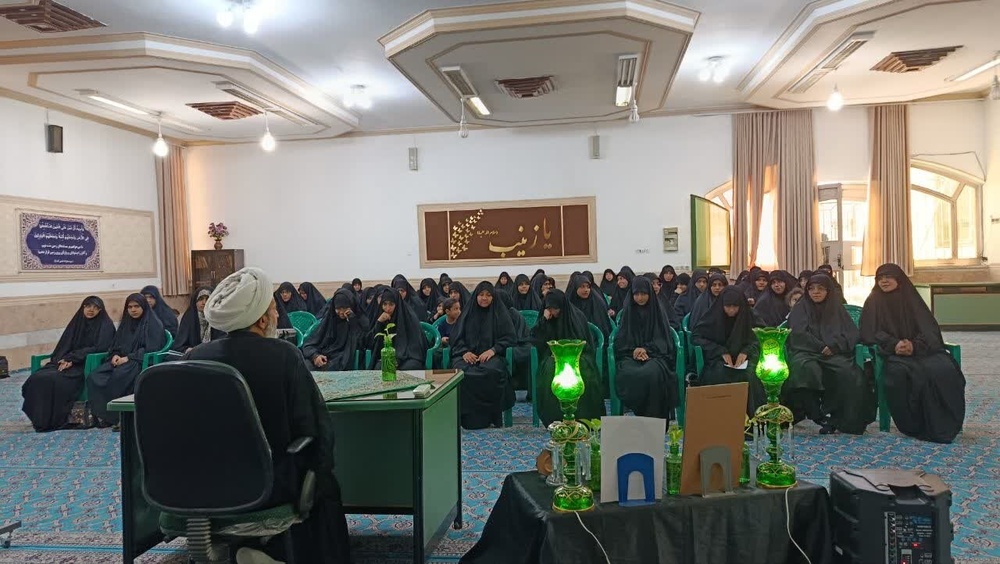مراسم بزرگداشت قائد امت در مدرسه‌ علمیه‌ حضرت زینب(س) کرمان