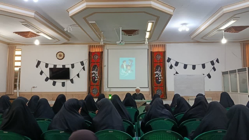 مراسم بزرگداشت قائد امت در مدرسه‌ علمیه‌ حضرت زینب(س) کرمان