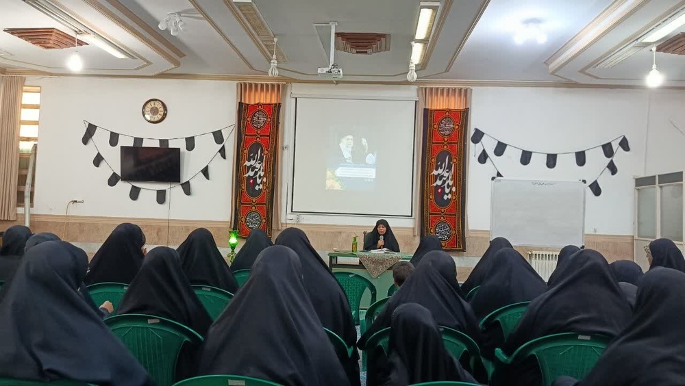 مراسم بزرگداشت قائد امت در مدرسه‌ علمیه‌ حضرت زینب(س) کرمان