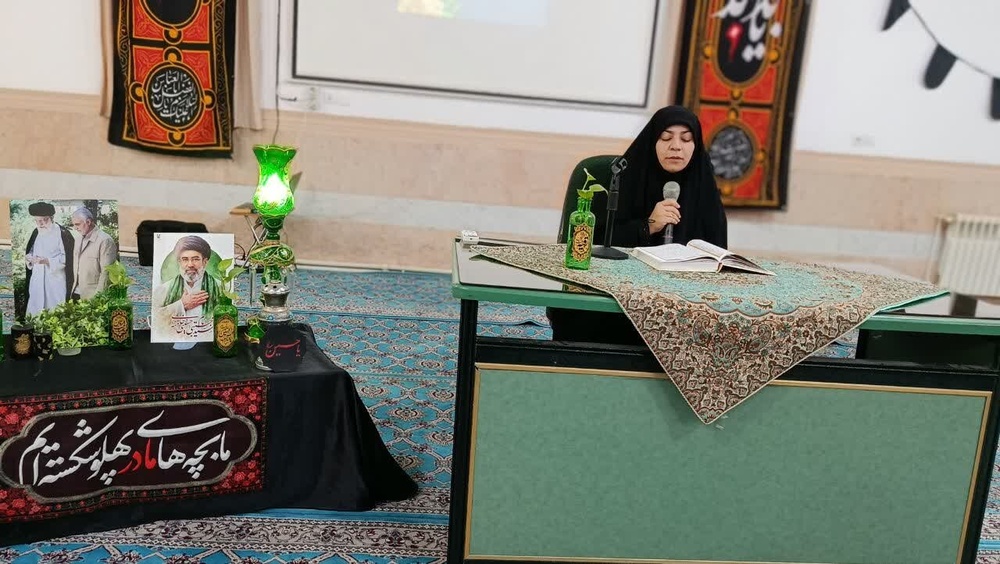 مراسم بزرگداشت قائد امت در مدرسه‌ علمیه‌ حضرت زینب(س) کرمان