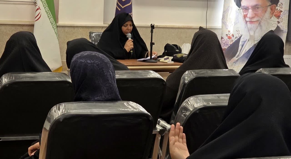 مراسم بزرگداشت قائد امت در مدرسه‌ علمیه‌ نرجسیه سیرجان