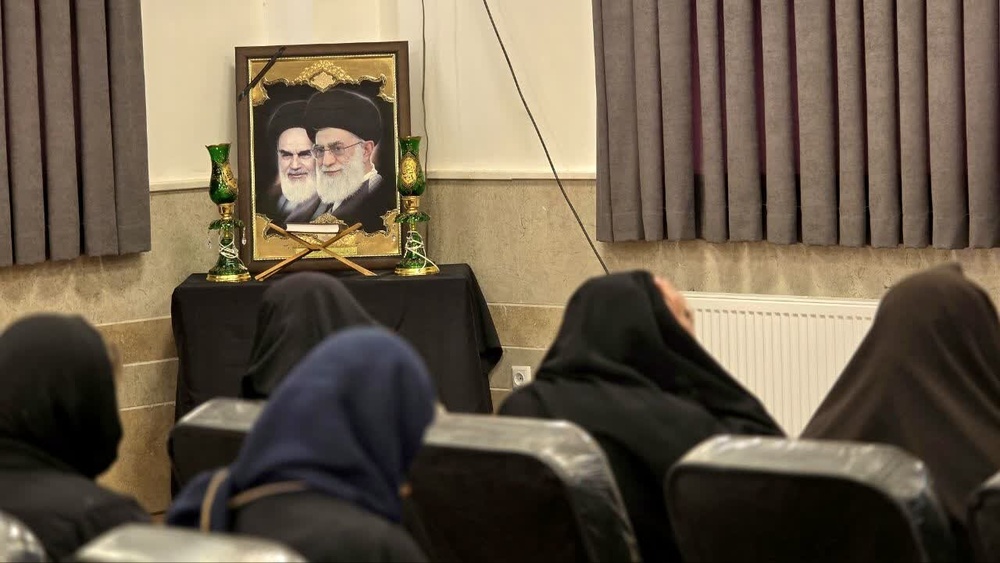 مراسم بزرگداشت قائد امت در مدرسه‌ علمیه‌ نرجسیه سیرجان