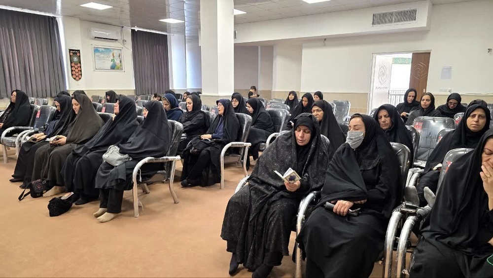 مراسم بزرگداشت قائد امت در مدرسه‌ علمیه‌ نرجسیه سیرجان