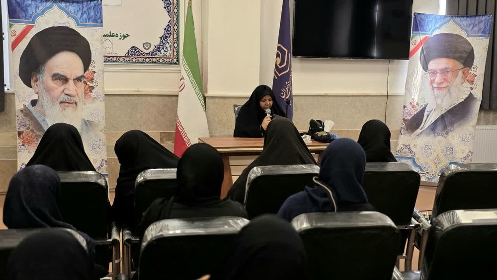 مراسم بزرگداشت قائد امت در مدرسه‌ علمیه‌ نرجسیه سیرجان