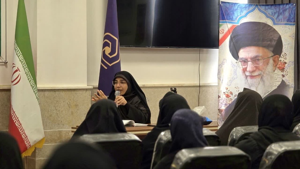 مراسم بزرگداشت قائد امت در مدرسه‌ علمیه‌ نرجسیه سیرجان