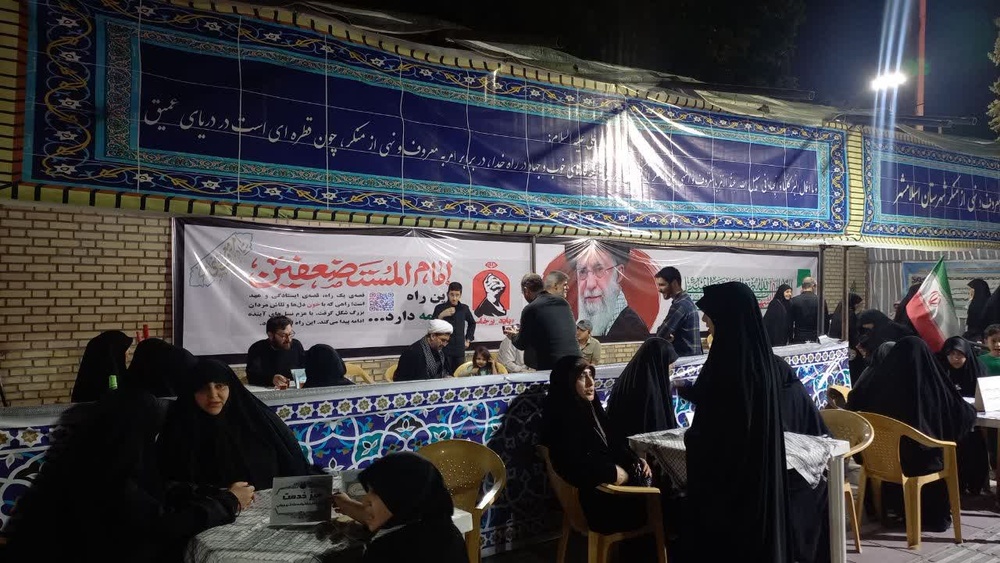 بازدید امام جمعه اسلامشهر از میز خدمت طلاب مدرسه علمیه الزهرا (س) در تجمعات شبانه