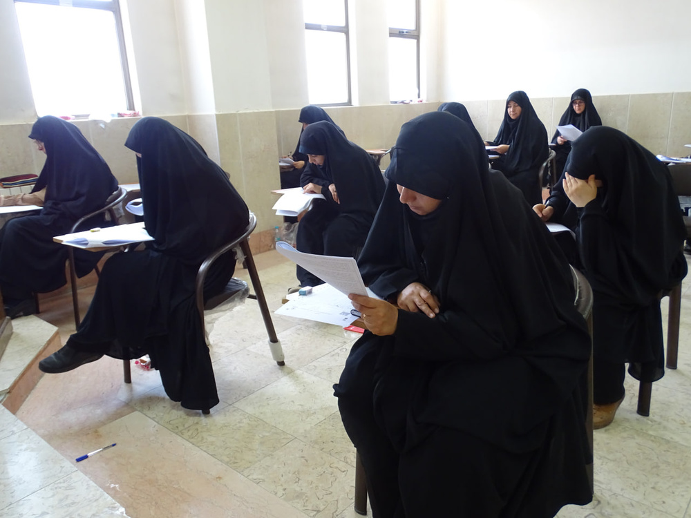 گرارش تصویری از برگزاری آزمون کتبی جذب استاد مقطع سطح ۲ حوزه‌های علمیه خواهران در استان اصفهان