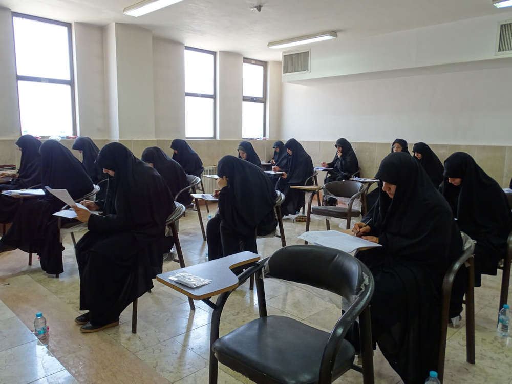 گرارش تصویری از برگزاری آزمون کتبی جذب استاد مقطع سطح ۲ حوزه‌های علمیه خواهران در استان اصفهان
