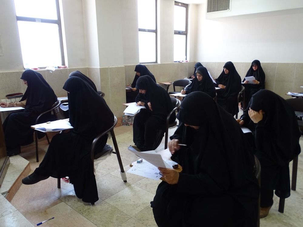 گرارش تصویری از برگزاری آزمون کتبی جذب استاد مقطع سطح ۲ حوزه‌های علمیه خواهران در استان اصفهان