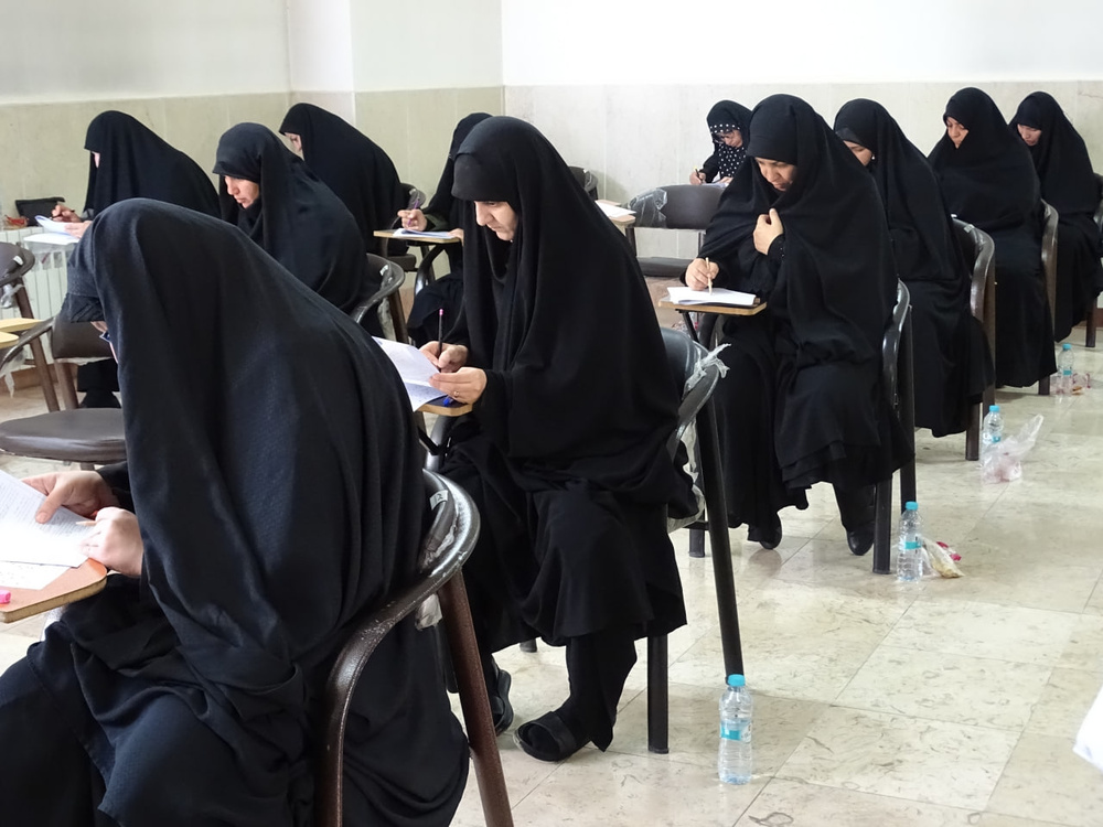 گرارش تصویری از برگزاری آزمون کتبی جذب استاد مقطع سطح ۲ حوزه‌های علمیه خواهران در استان اصفهان