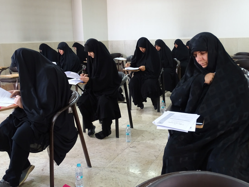 گرارش تصویری از برگزاری آزمون کتبی جذب استاد مقطع سطح ۲ حوزه‌های علمیه خواهران در استان اصفهان
