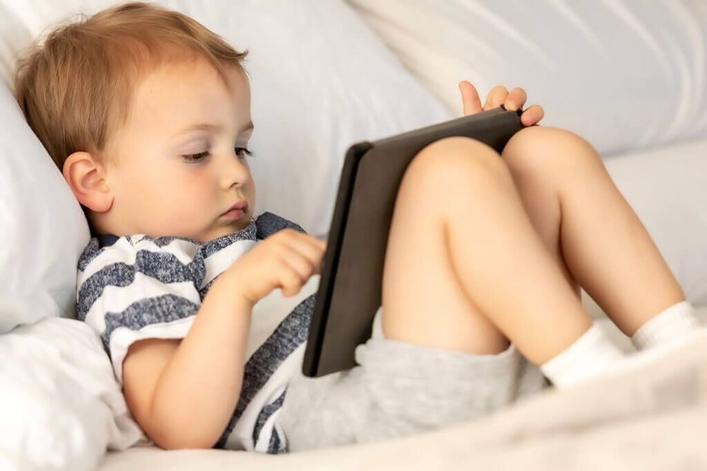 استفاده از صفحه‌نمایش در سنین ۱ و ۶ سالگی؛ تأثیری پایدار بر یادگیری و حافظه