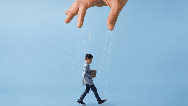 والدین هلیکوپتری نباشیم