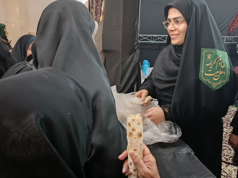 هر قدم، یک سلام؛ جلوههای خدمت طلاب مدرسه علمیه کریمه اهلبیت علیهاالسلام در موکب عمود یک حرم مطهر