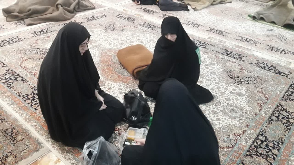 هر قدم، یک سلام؛ جلوههای خدمت طلاب مدرسه علمیه کریمه اهلبیت علیهاالسلام در موکب عمود یک حرم مطهر