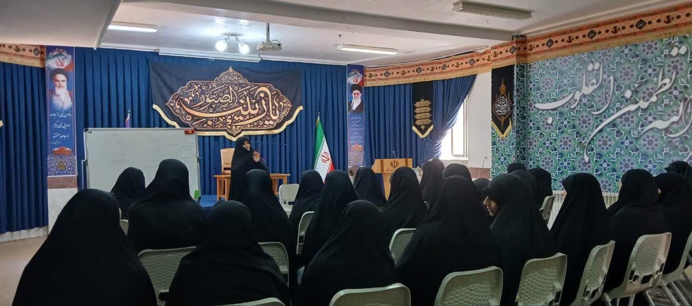 تبیین نقش الگوسازی طلاب در نشست تخصصی مدرسه الزهرا (س) قروه