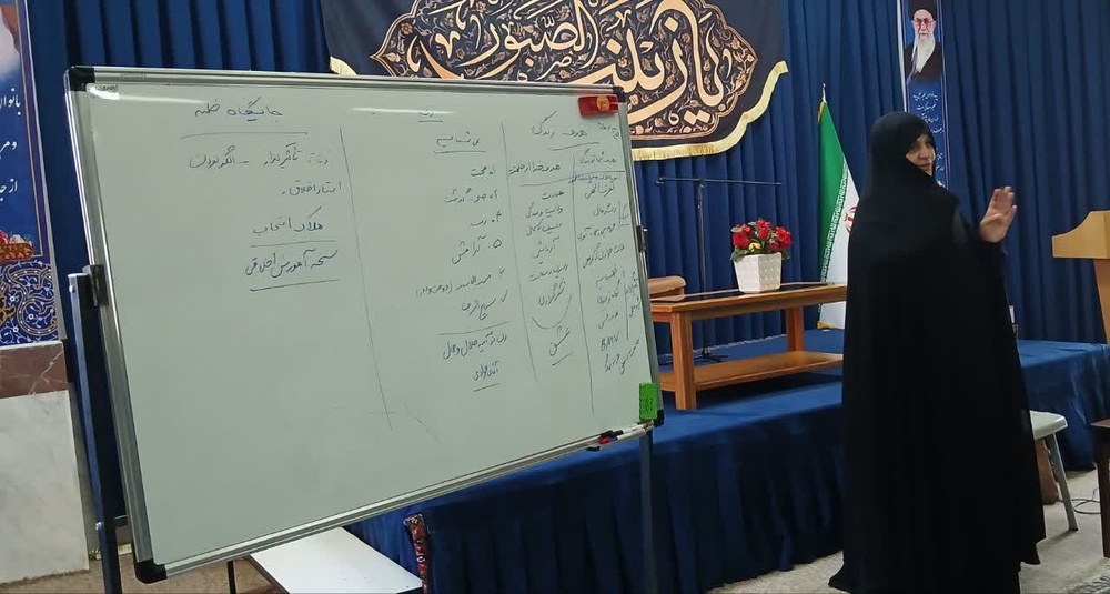 تبیین نقش الگوسازی طلاب در نشست تخصصی مدرسه الزهرا (س) قروه