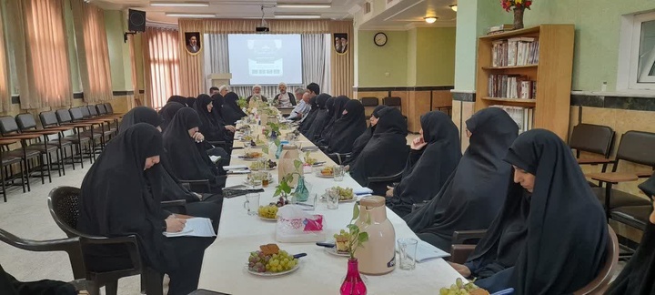 تأکید مدیر حوزه علمیه خواهران استان سمنان بر بازنگری سرفصل‌های آموزشی و توجه ویژه به تهذیب طلاب