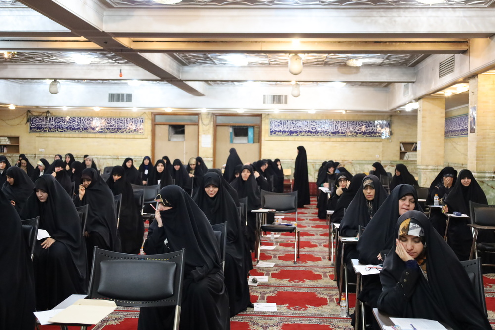 رقابت بیش از ۲۲۰۰ داوطلب در آزمون ورودی حوزه‌های علمیه خواهران استان تهران