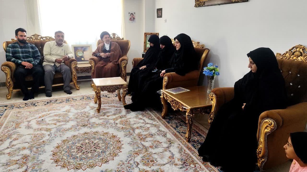 شهیدان؛ ناظران و حافظان حقیقی نظام اسلامی هستند / تجلیل مدیریت حوزه‌های علمیه خواهران لرستان از خانواده سردار شهید کیومرث حسینی‌نژاد