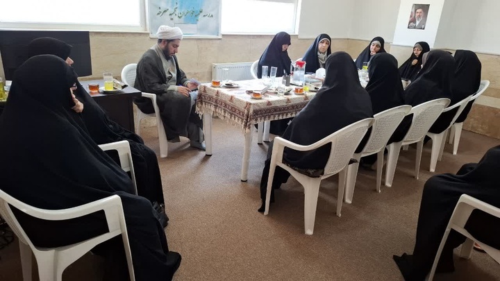 نشست قرارگاه فرهنگی عفاف و حجاب در حوزه علمیه نجمیه سرخه